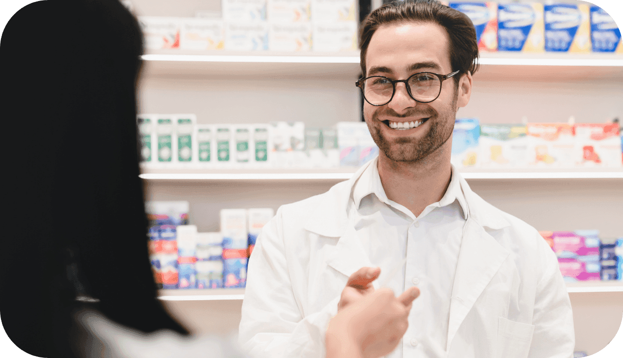 Apotheker der eine Apothekerin betreut